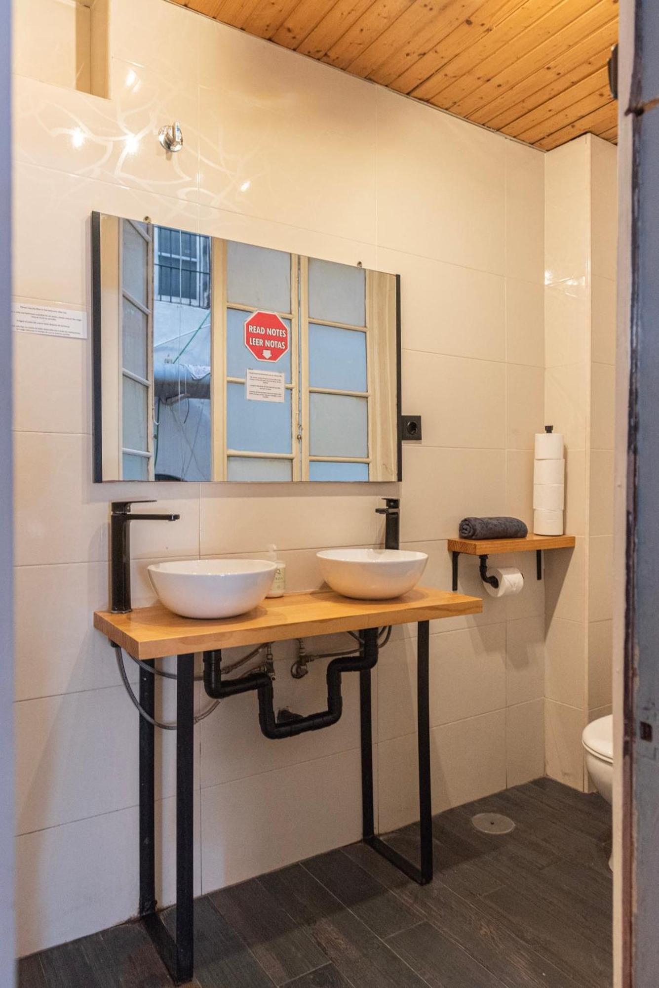 Private In Historic Building On The Square *